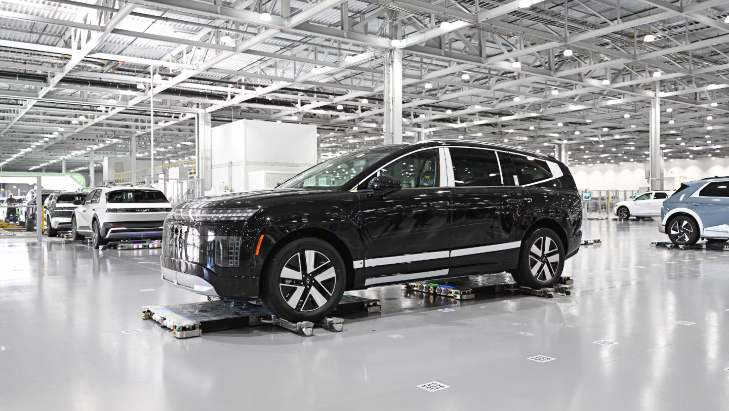 Hyundai WIA automatic parking robot: slides under the car, lifts wheels, parks automatically